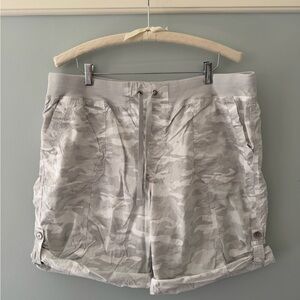 Like New - DKNY Grey Camo Drawstring Convertible Cargo Shorts (XL)